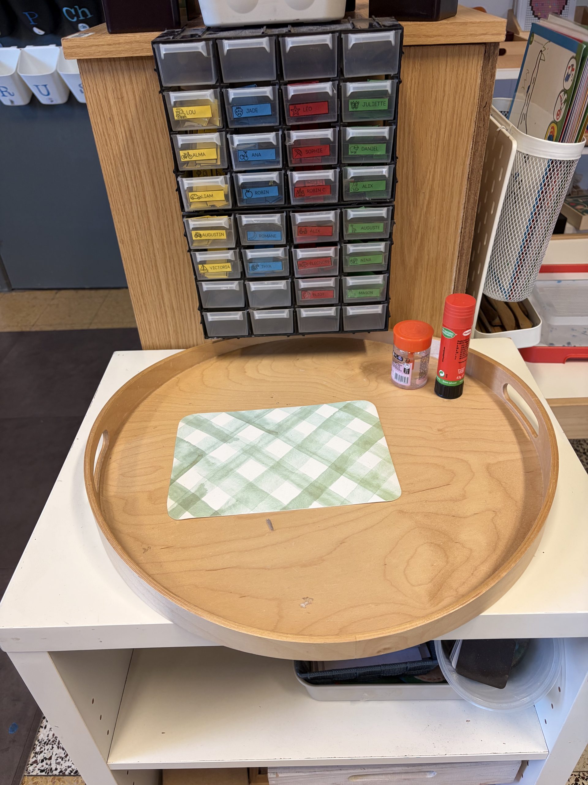 Boîte à tiroirs avec les étiquettes prénom de chaque enfant de la classe