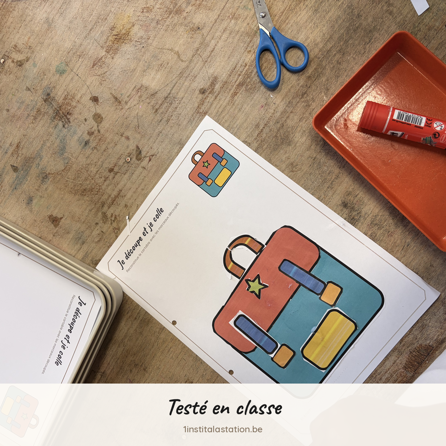 Un enfant assemble le cartable en classe